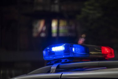 Gece sokakta devriye gezen polislerin acil durum ışığı.