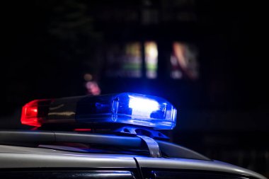 Gece sokakta devriye gezen polislerin acil durum ışığı.