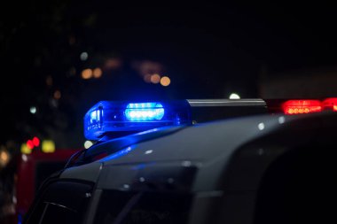 Gece sokakta devriye gezen polislerin acil durum ışığı.