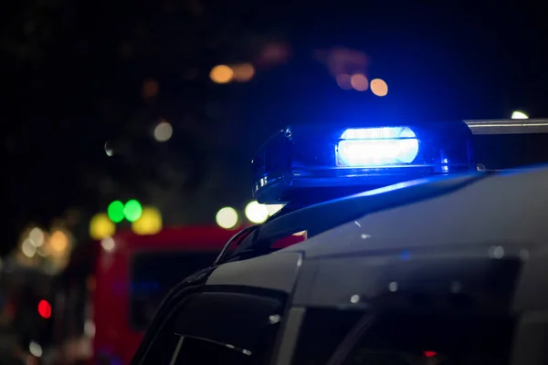 Gece sokakta devriye gezen polislerin acil durum ışığı.