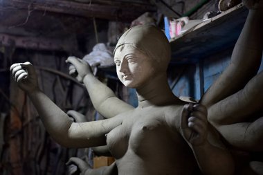 Tanrıça putlar bayramdan önce kille hazırlanıyorlar. Durga Puja festivali için İdoller yapılıyor.