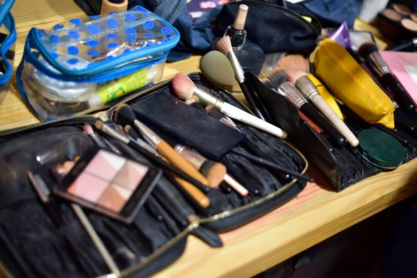 Kits Maquillaje Que Establecen Mesa Azar — Foto de Stock