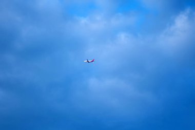 Uçak mavi gökyüzünde uçuyor..