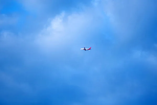 飛行機は青い空を飛んでいる — ストック写真