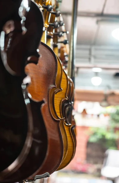 Violini Sono Appesi Nel Negozio Dettaglio Vendere — Foto Stock