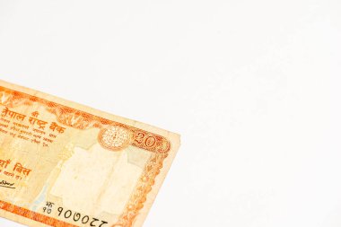 Beyaz arkaplanda izole edilmiş Nepal kağıt para birimi.