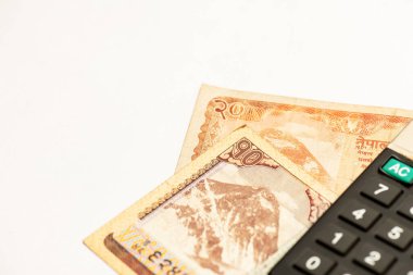 Beyaz arkaplanda izole edilmiş Nepal kağıt para birimi.