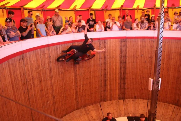 Sussex July 2022 Wall Death Fairground Attraction Motorcyclists Exploit Centifrugal — 图库照片
