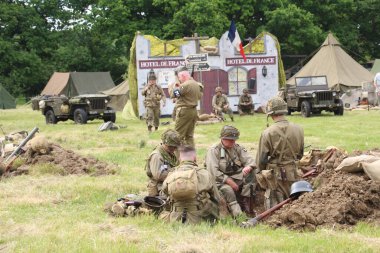 Waterlooville, İngiltere - 3 Haziran 2022 Solent Overlord Askeri Koleksiyoncular Kulübü ikinci dünya savaşını yeniden canlandırıyor. Amaç savaşı yüceltmek değil, dünya tarihinin geçmiş dönemlerinin izleyicilerini eğitmek..