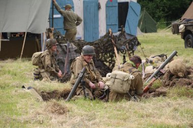 Waterlooville, İngiltere - 3 Haziran 2022 Solent Overlord Askeri Koleksiyoncular Kulübü ikinci dünya savaşını yeniden canlandırıyor. Amaç savaşı yüceltmek değil, dünya tarihinin geçmiş dönemlerinin izleyicilerini eğitmek..