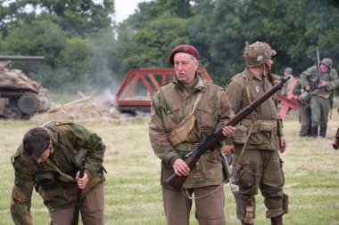 Waterlooville, İngiltere - 3 Haziran 2022 Solent Overlord Askeri Koleksiyoncular Kulübü ikinci dünya savaşını yeniden canlandırıyor. Amaç savaşı yüceltmek değil, dünya tarihinin geçmiş dönemlerinin izleyicilerini eğitmek..