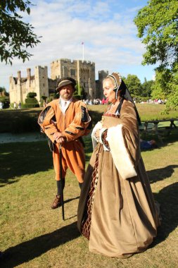 Hever, UK - 30 Ağustos 2022: Hever House 'da kostüm giymiş oyuncular. Hever Evi, Anne Boleyn 'in aile eviydi..