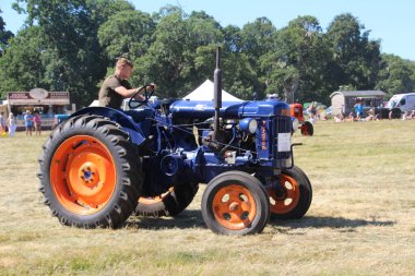 Batı Sussex, İngiltere - 10 Temmuz 2022: Batı Sussex Steam Rallisi 'nde traktör sergileniyor.