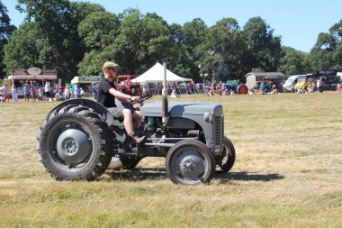 Batı Sussex, İngiltere - 10 Temmuz 2022: Batı Sussex Steam Rallisi 'nde traktör sergileniyor.