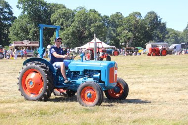 Batı Sussex, İngiltere - 10 Temmuz 2022: Batı Sussex Steam Rallisi 'nde traktör sergileniyor.