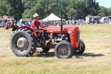 Batı Sussex, İngiltere - 10 Temmuz 2022: Batı Sussex Steam Rallisi 'nde traktör sergileniyor.
