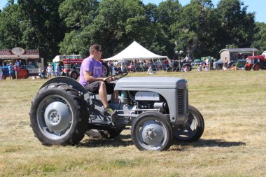 Batı Sussex, İngiltere - 10 Temmuz 2022: Batı Sussex Steam Rallisi 'nde traktör sergileniyor.