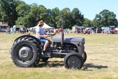 Batı Sussex, İngiltere - 10 Temmuz 2022: Batı Sussex Steam Rallisi 'nde traktör sergileniyor.