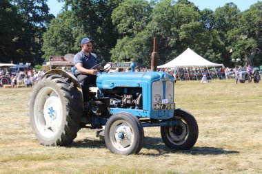 Batı Sussex, İngiltere - 10 Temmuz 2022: Batı Sussex Steam Rallisi 'nde traktör sergileniyor.
