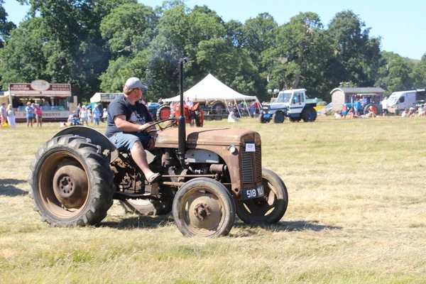 Batı Sussex, İngiltere - 10 Temmuz 2022: Batı Sussex Steam Rallisi 'nde traktör sergileniyor.