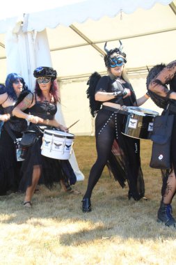 West Sussex, İngiltere - 15 Ağustos 2022: The Raven Drummers Group Past Times country show 'da sahne alacak.