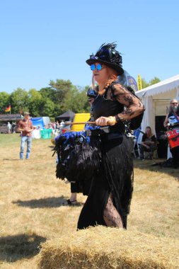 West Sussex, İngiltere - 15 Ağustos 2022: The Raven Drummers Group Past Times country show 'da sahne alacak.