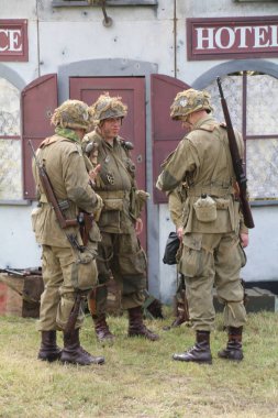 Waterlooville, İngiltere - 3 Haziran 2022 Solent Overlord Askeri Koleksiyoncular Kulübü ikinci dünya savaşını yeniden canlandırıyor. Amaç savaşı yüceltmek değil, dünya tarihinin geçmiş dönemlerinin izleyicilerini eğitmek..