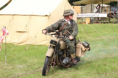 Waterlooville, İngiltere - 3 Haziran 2022 Solent Overlord Askeri Koleksiyoncular Kulübü ikinci dünya savaşını yeniden canlandırıyor. Amaç savaşı yüceltmek değil, dünya tarihinin geçmiş dönemlerinin izleyicilerini eğitmek..