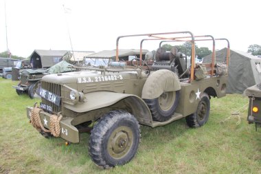 Waterlooville, İngiltere - 13 Ağustos 2021: Solent Overlord Askeri Koleksiyoncular Kulübü tarafından düzenlenen yıllık toplantıda askeri araç sergileniyor