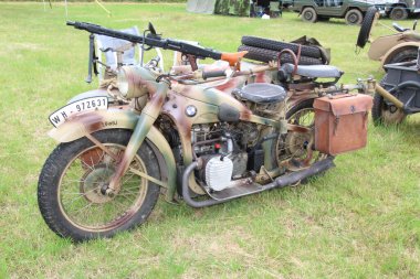 Waterlooville, İngiltere - 13 Ağustos 2021: Eski 2. Dünya Savaşı motorsikleti müttefik renkleriyle boyandı. Bu her yıl düzenlenen Normandiya Çıkarması etkinliğinde sergileniyordu..