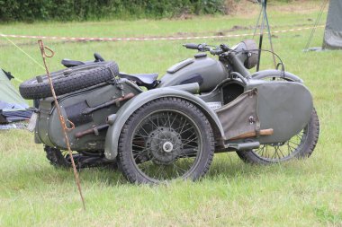 Waterlooville, İngiltere - 13 Ağustos 2021: Eski 2. Dünya Savaşı motorsikleti müttefik renkleriyle boyandı. Bu her yıl düzenlenen Normandiya Çıkarması etkinliğinde sergileniyordu..