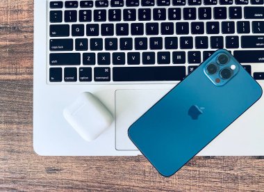 Üst Görünüm Mavi iPhone ve iPod Mac book 'u ahşaba karşı koyuyor