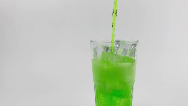 Nalévání Nealkoholické Nápoje Zelená Soda Skla Izolované Bílé Pozadí — Stock video
