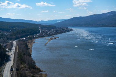 Nehrin suyunda yüzen buz parçaları..