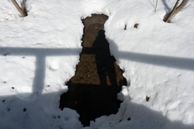 İlkbaharın başlarında karda Polynya nehri.