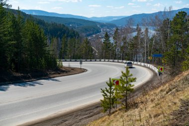 Dağlık bir bölgede keskin bir viraj..