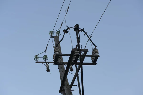 Ηλεκτρικό πόλο με καλώδια σε ένα φόντο του ουρανού μπλε. — Φωτογραφία Αρχείου