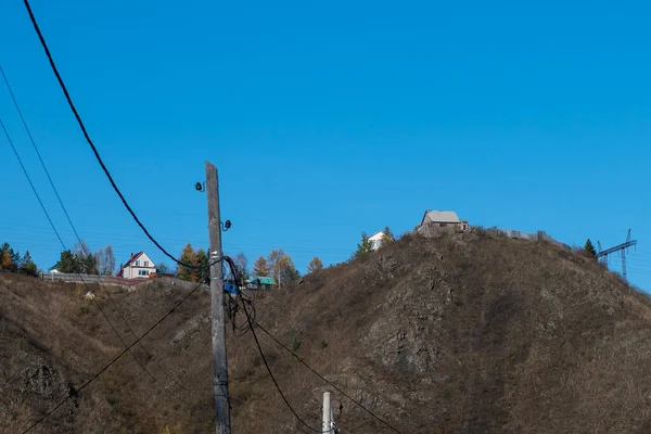 Ιδιωτικά σπίτια στην κορυφή του βουνού ενάντια στον γαλάζιο ουρανό. — Φωτογραφία Αρχείου