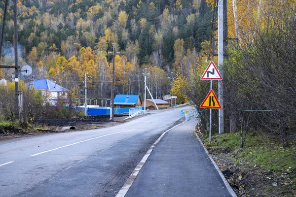 País estrada de duas faixas na floresta de outono. — Fotografia de Stock