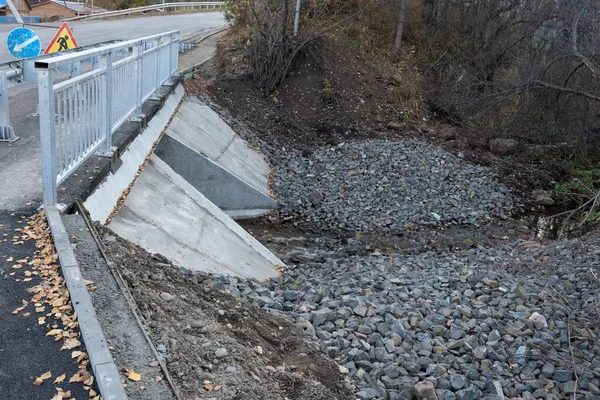 Automobile and pedestrian small bridge over a small river. — Stock Photo, Image