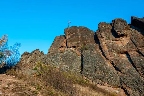 Le sommet de la roche contre le ciel bleu. — Photo