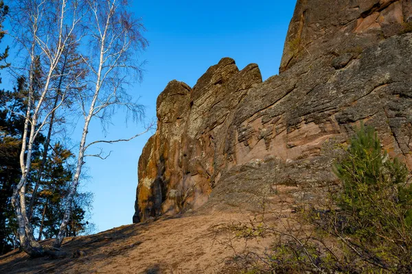 La cima de la roca contra el cielo azul. — Foto de Stock