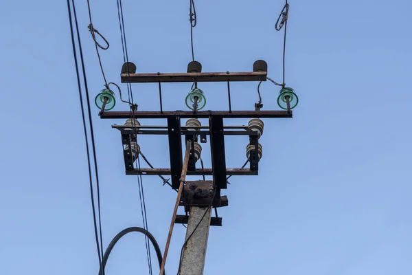 Ηλεκτρικό πόλο με καλώδια σε ένα φόντο του ουρανού μπλε. — Φωτογραφία Αρχείου