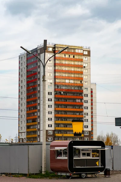 Un edificio residencial alto sobre el telón de fondo de un cielo azul. — Foto de Stock