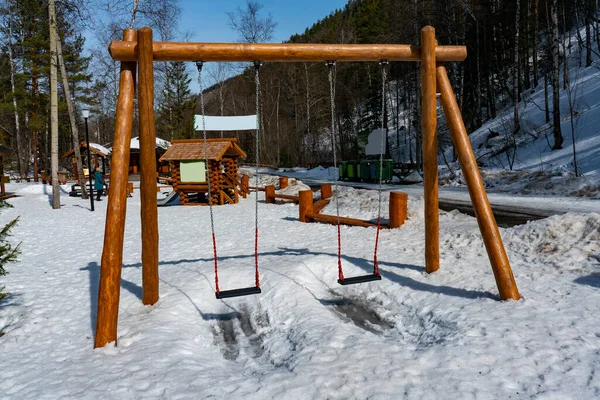 Balançoire des enfants en hiver dans le parc national. — Photo