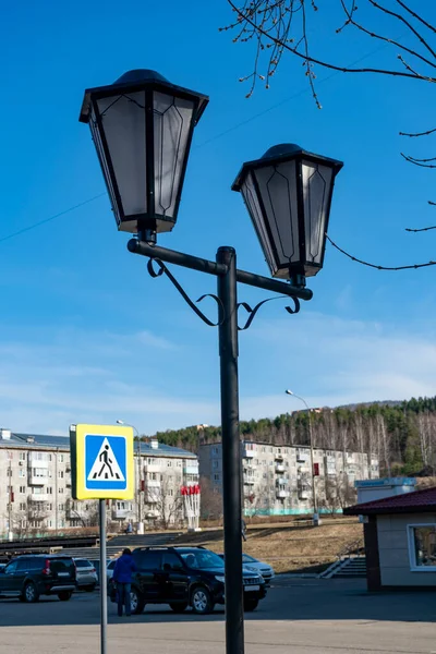 Zabytkowa lampa uliczna z dwoma odcieniami w parku miejskim. — Zdjęcie stockowe
