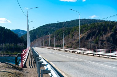 Dağlık arazinin arka planına karşı otomobil köprüsü.