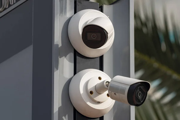 Zwei CCTV-Kameras an der Fassade des Gebäudes. — Stockfoto