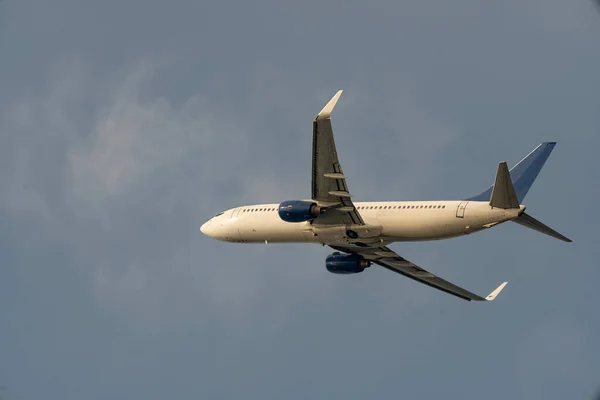 Passageiro avião duplo motor contra o pano de fundo de um céu nublado. — Fotografia de Stock