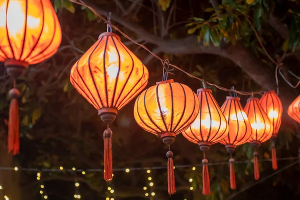 Uma fileira de lanternas de laranja chinesas na rua. — Fotografia de Stock